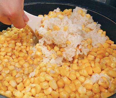 とうきびご飯すくう.jpg