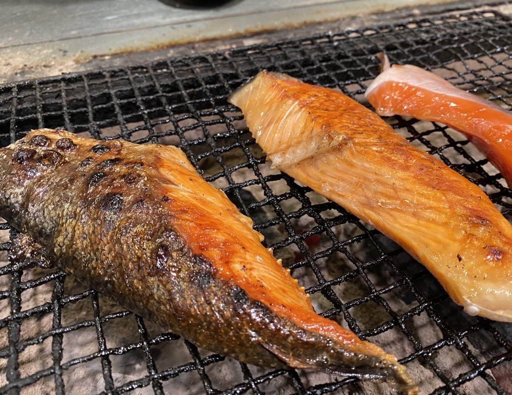 銀鮭 焼いているところ.jpg